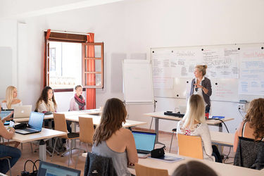 Studierende der Ascenso Akademie besuchen ein Seminar im Rahmen ihres Studiums