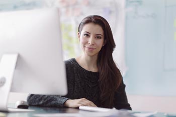 Ausbildung dual Studentin vor einem Computerbildschirm