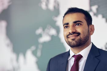 Beruf Destination Manager junger Manager vor Weltkarte