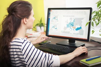 Beruf Hoteleinkaeufer junge Frau arbeitet am Computer