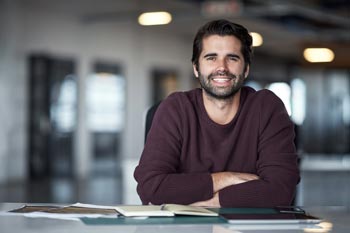 Beruf Key Account junger Geschäftsmann am Schreibtisch