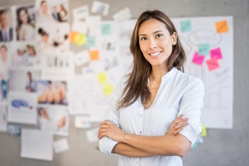 Beruf Marketing junge Frau vor Pinnwand