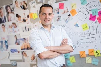 Beruf Produktmanager junger Mann vor Pinnwand