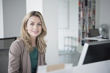 Beruf Tourismusdirektor junge Geschäftsfrau im Büro