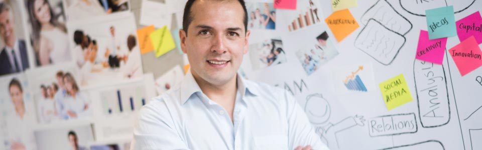 Berufsprofil Produktmanager junger Mann vor Pinnwand