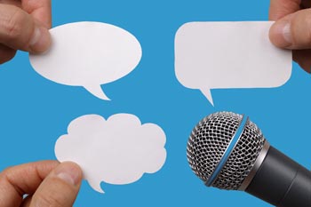 Interviews Mikrofon und Sprechblasen