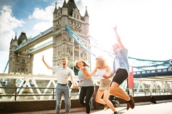 Junge Leute vor Tower Bridge London