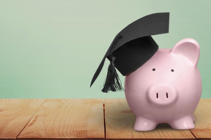 Finanzierung Moeglichkeiten Sparschwein mit Absolventen-Hut